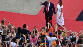 Trump saluda junto a su mujer al público congregado para celebrar el 4 de julio