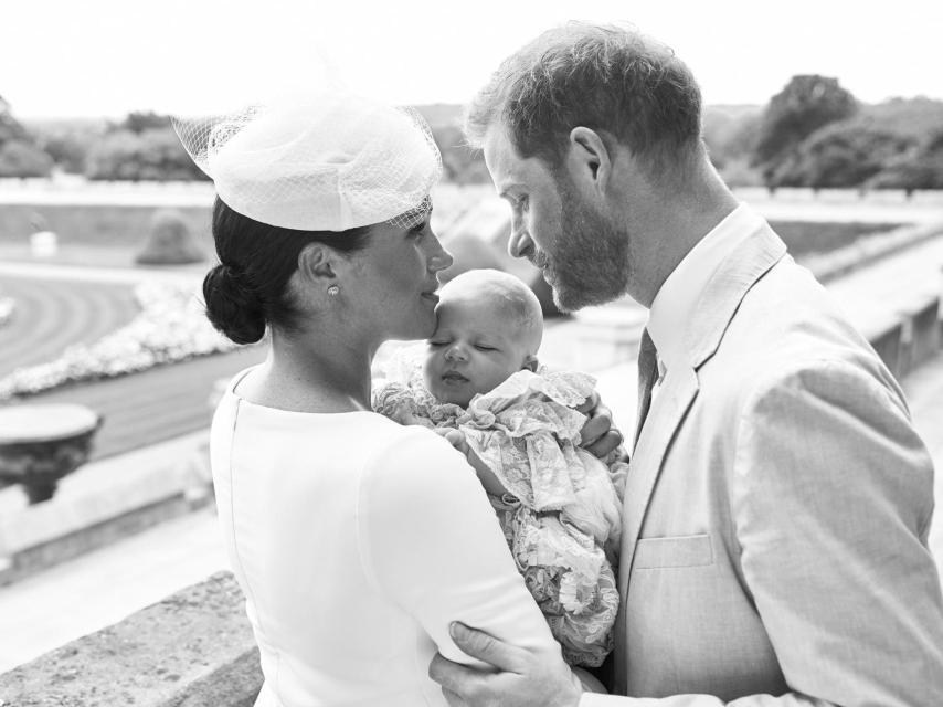 Meghan y Harry junto al pequeño Archie en una imagen en blanco y negro.