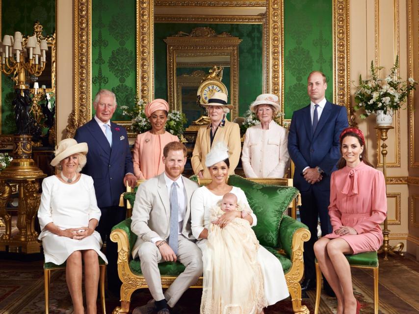 Los duques de Sussex junto al pequeño Archie, la madre de Meghan, los duques de Cambridge y el príncipe Carlos y Camila.