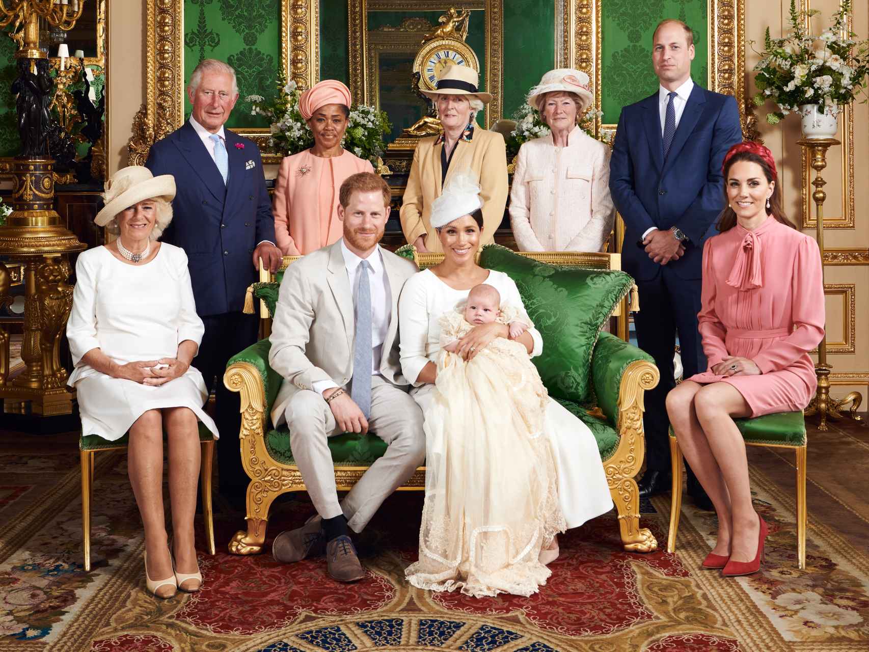Los duques de Sussex junto al pequeño Archie, la madre de Meghan, los duques de Cambridge y el príncipe Carlos y Camila.