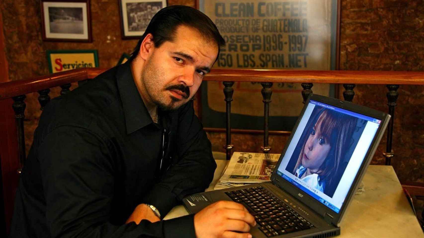 El embaucador Antonio Toscano, con una foto de Madeleine, caso en elque NUNCA colaboró con la policía