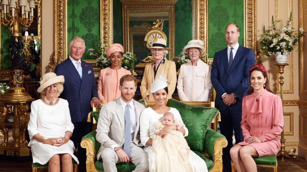 Los duques de Sussex junto al pequeño Archie, la madre de Meghan, los duques de Cambridge y el príncipe Carlos y Camila.
