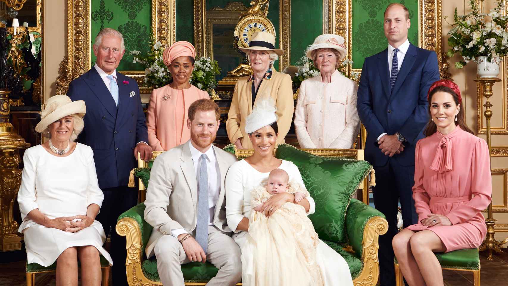 Los duques de Sussex junto al pequeño Archie, la madre de Meghan, los duques de Cambridge y el príncipe Carlos y Camila.