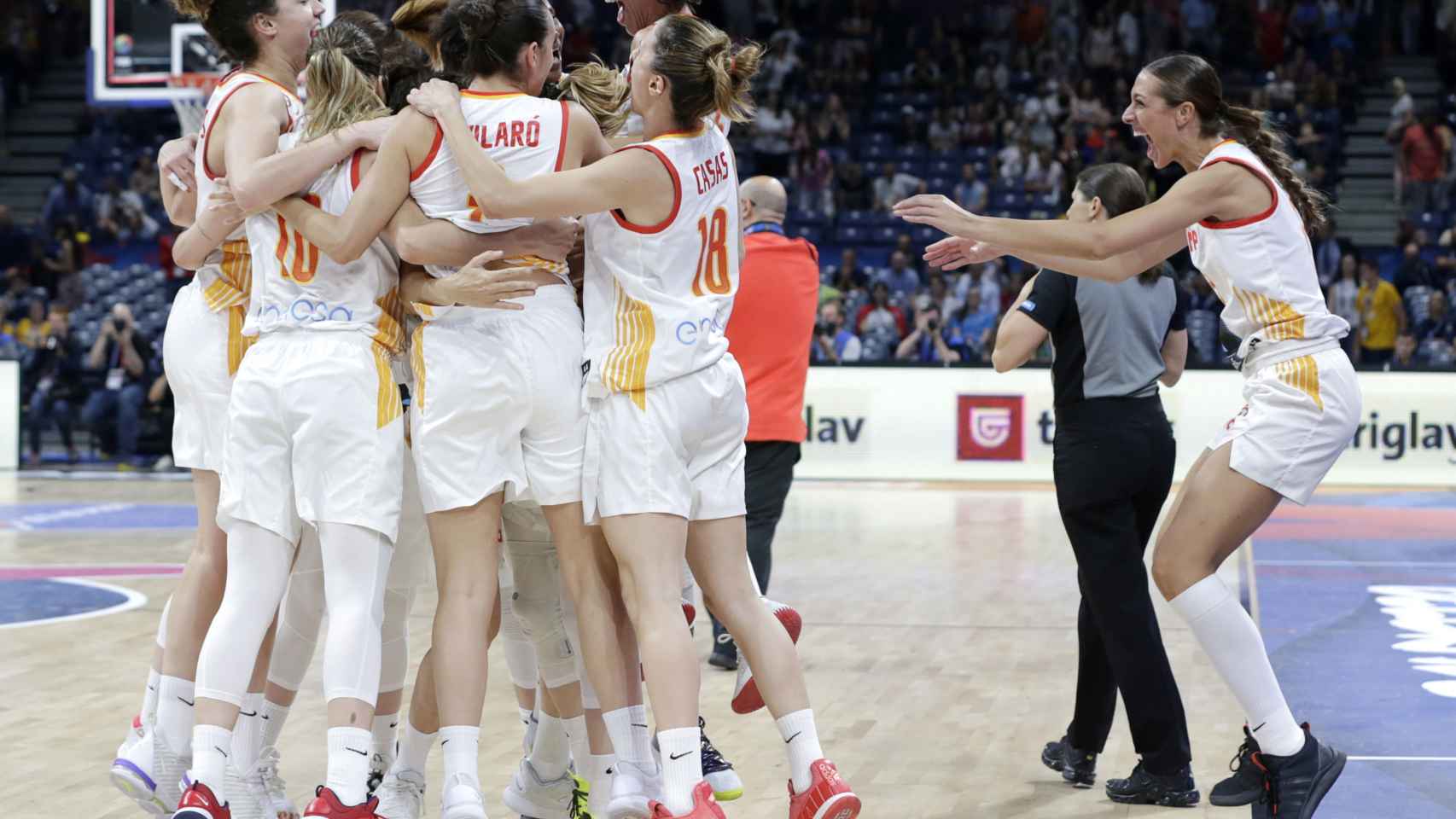 La selección femenina de España de baloncesto celebra el pase a la final del Eurobasket 2019