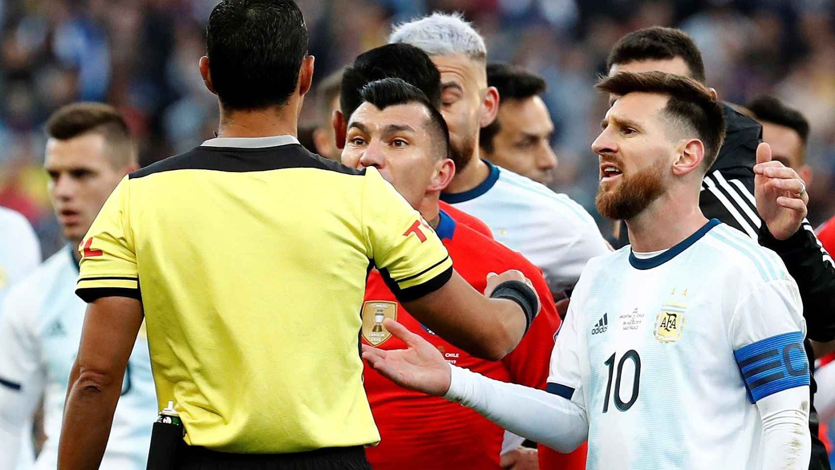 Messi y Medel protestan al árbitro del partido por el tercer y cuarto puesto de la Copa América 2019