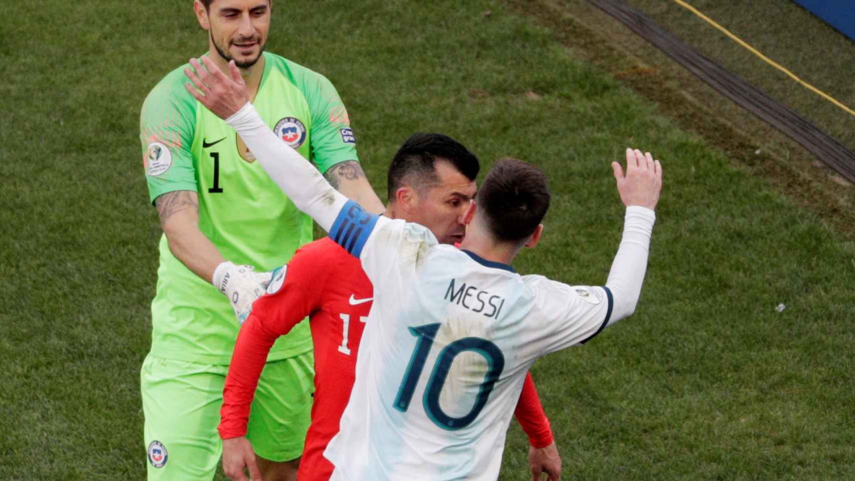 El choque de cabezas de Medel y Messi en el Argentina - Chile de la Copa América 2019