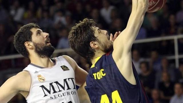 Mirotic, cuando jugaba en el Real Madrid, se enfrenta al también exmadridista Tomic.