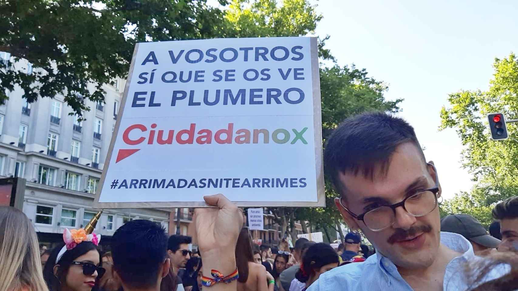 Pancartas contra la presencia de políticos de Ciudadanos en el Orgullo.
