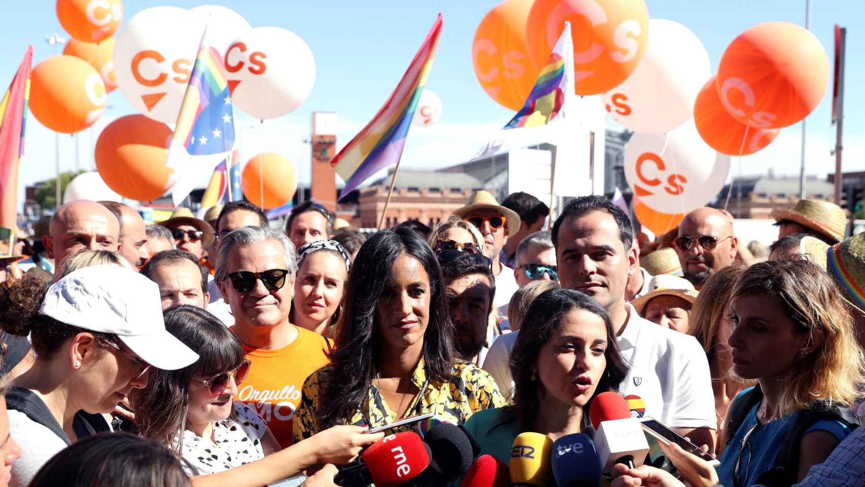 Begoña Villacís e Inés Arrimadas a tienden a los medios en medio del bloqueo a la comitiva de Cs en el Orgullo 2019.