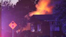 Una casa ardiendo en Ridgecrest, California, tras el terremoto.