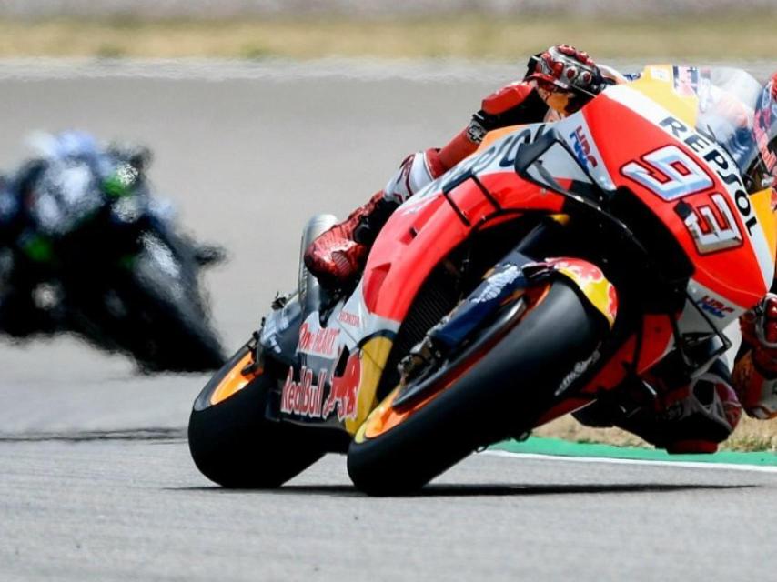 Márquez traza un viraje por delante de Viñales, durante la carrera de MotoGP en Sachsenring.