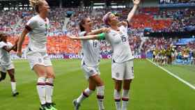 Rapinoe celebra su gol en la final del Mundial femenino de Francia 2019 con Alex Morgan