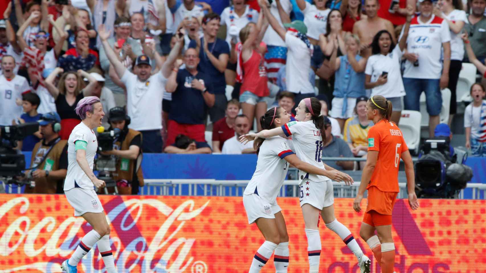 Lavelle celebra con Alex Morgan el segundo gol de EEUU en la final del Mundial femenino de Francia 2019