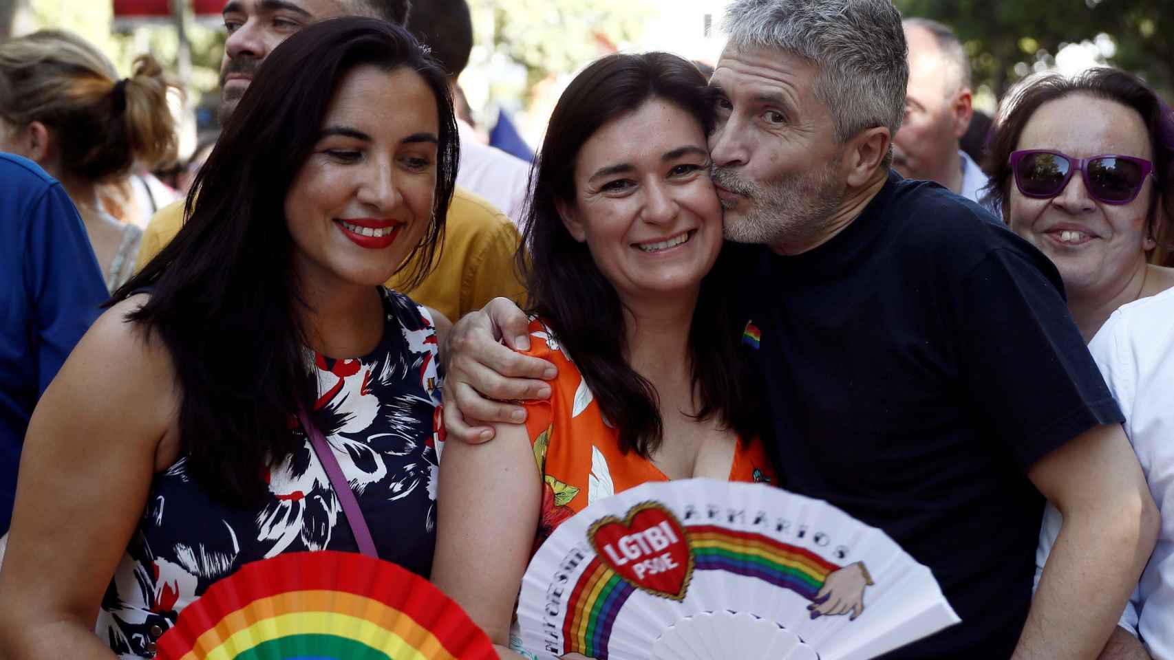 Marlaska besa a la exministra de Sanidad, Carmen Montón, durante la marcha del Orgullo.