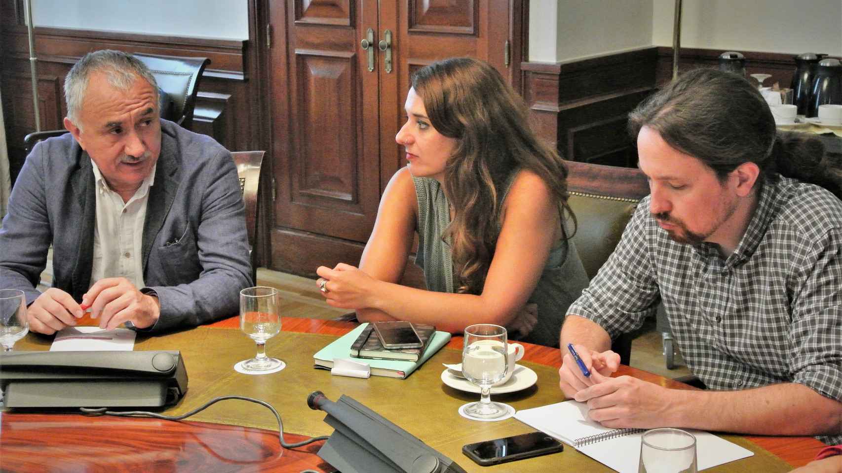 José María Álvarez (UGT), Noelia Vera y Pablo Iglesias (Podemos), reunidos en el Congreso.