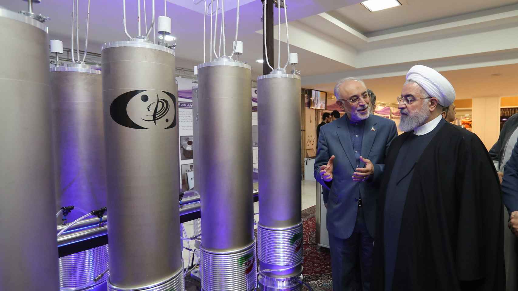 El presidente iraní, Hasán Rohaní, durante una visita a la organización de tecnología nuclear Ali Akbar Salehila en Teherán