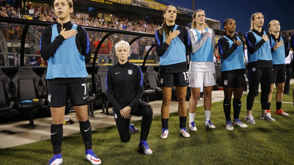 Rapinoe, arrodillada en un partido de la selección de EEUU.