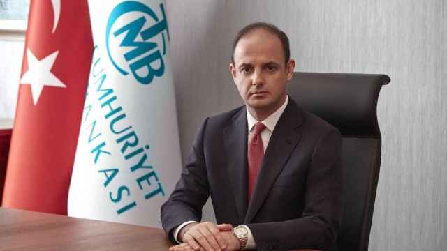 El presidente del banco central de Turkía, Murat Cetinkaya, ha sido cesado.