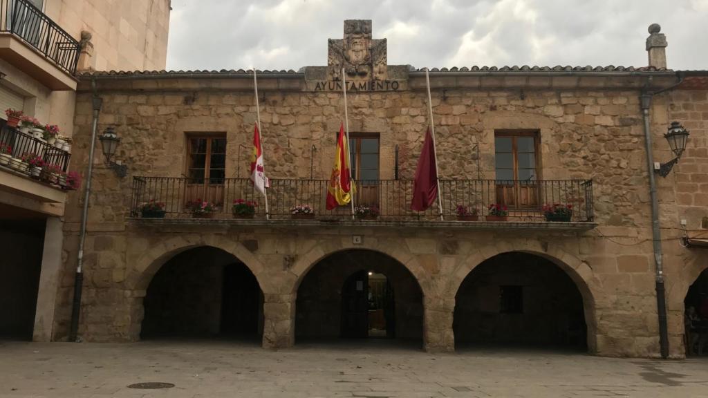 Las banderas del Ayuntamiento de Salas de los Infantes ondeando a media asta en señal de luto.