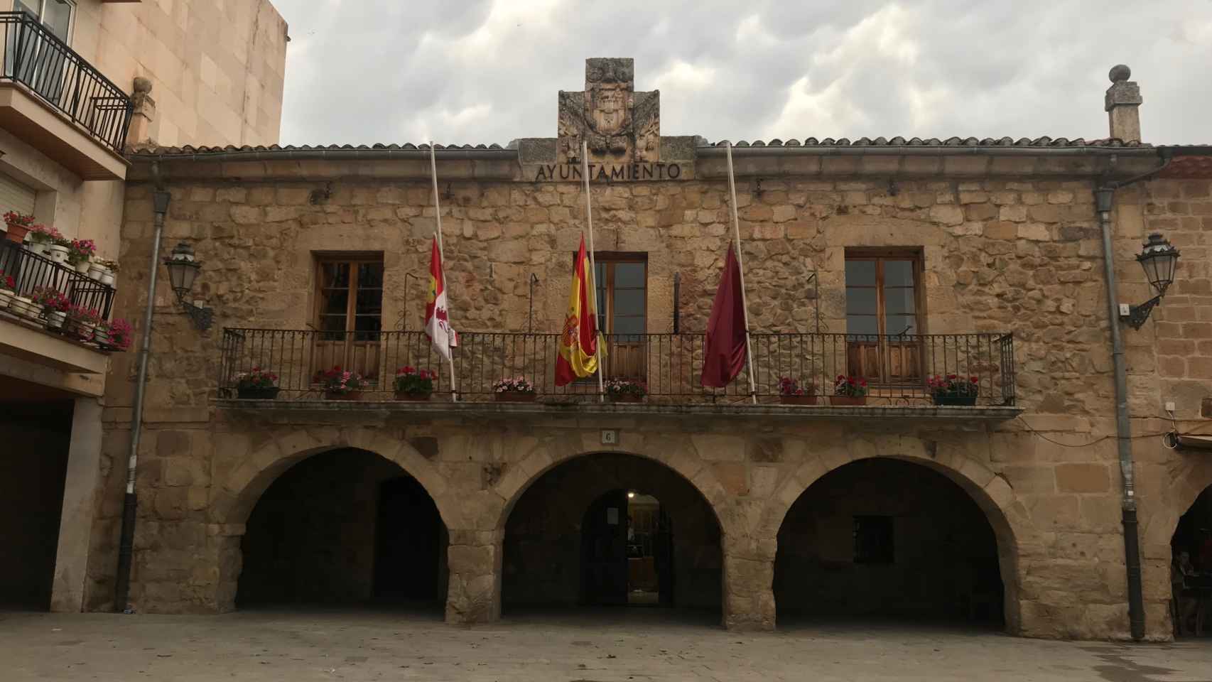 Las banderas del Ayuntamiento de Salas de los Infantes ondeando a media asta en señal de luto.