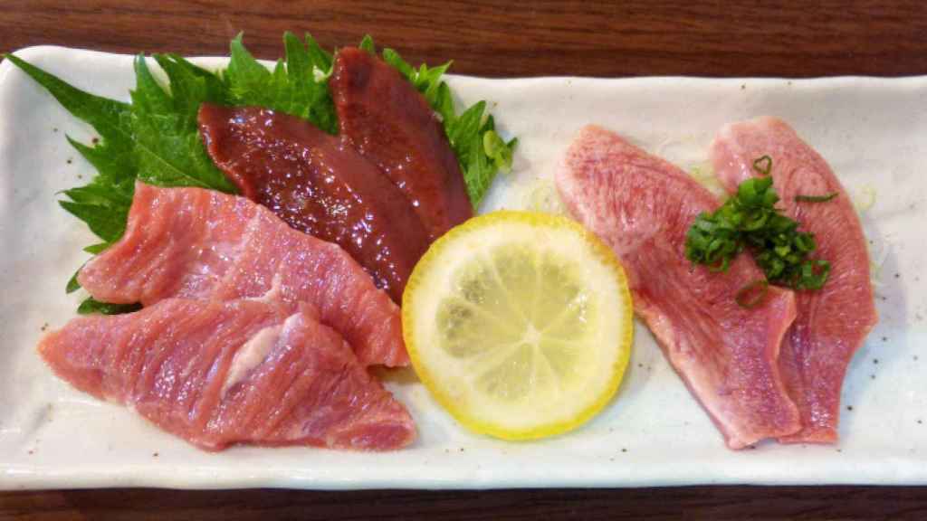 Carne cruda de cerdo servida en un restaurante japonés antes de que fuera prohibido.