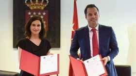 Isabel Díaz Ayuso (PP) e Ignacio Aguado (Cs) muestran el acuerdo de Gobierno, recién firmado.
