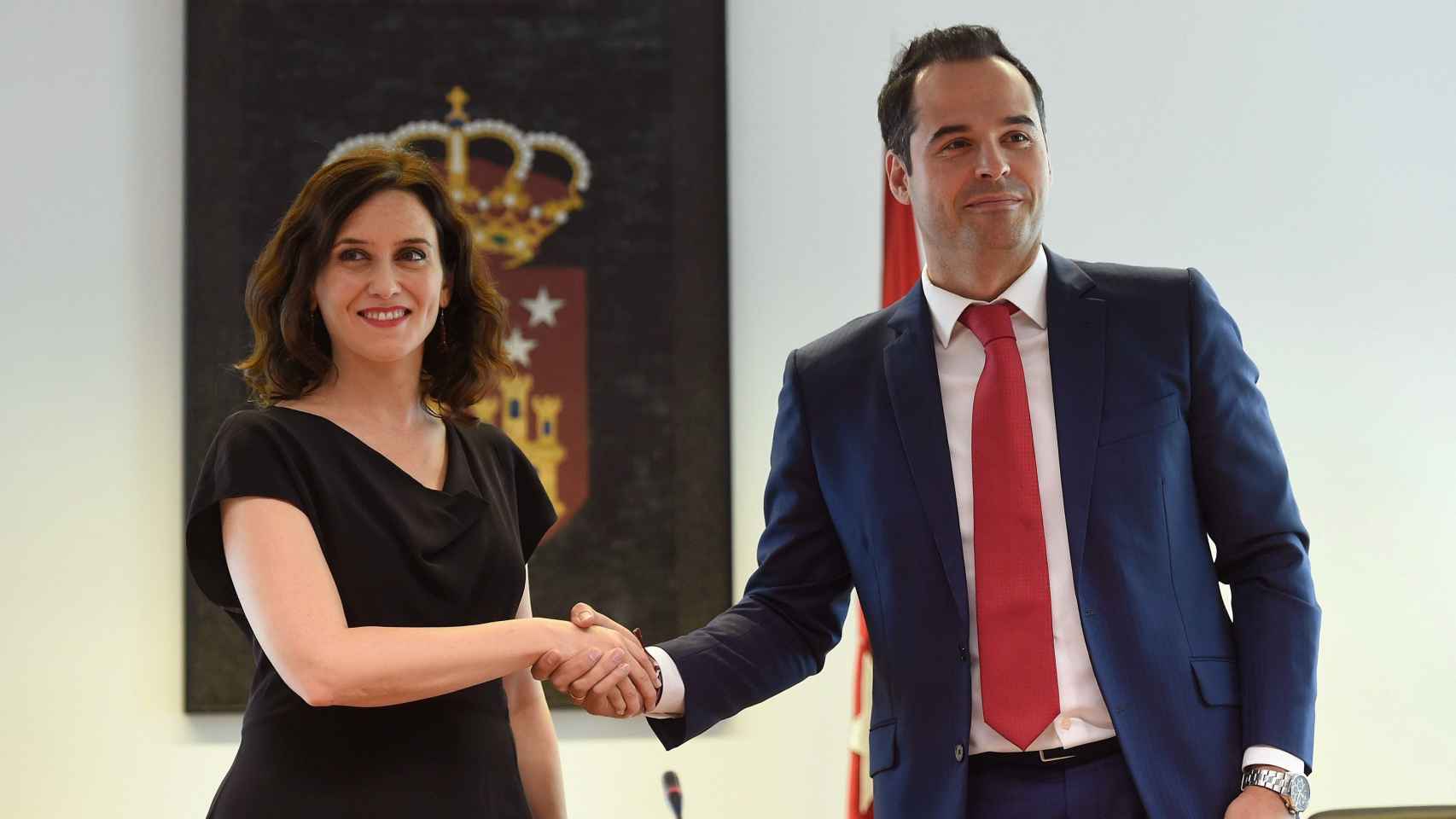 Isabel Díaz Ayuso e Ignacio Aguado durante la firma del acuerdo.