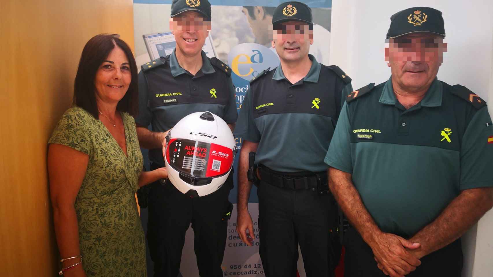 Entrega de los cascos a la Guardia Civil adquiridos por la Asociación de Empresarios de Conil.