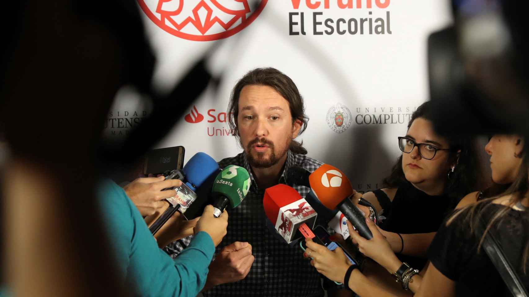 Pablo Iglesias atiende a los medios en El Escorial.