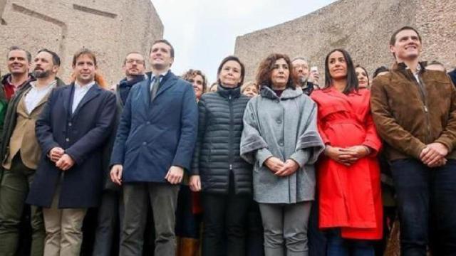 Santiago Abascal, Pablo Casado y Albert Rivera, rodeados de sus compañeros de partidos en la plaza de Colón.