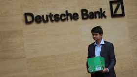 Un empleado abandona una oficina de Deutsche Bank en Londres.
