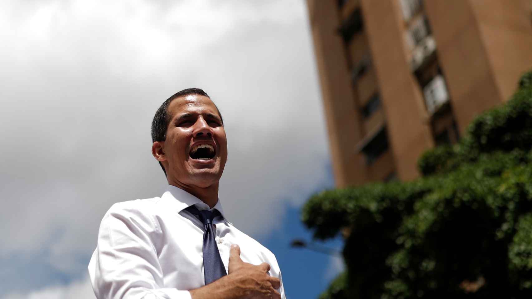 Juan Guaidó canta el himno nacional de Venezuela, en un acto contra el gobierno de Nicolás Maduro.