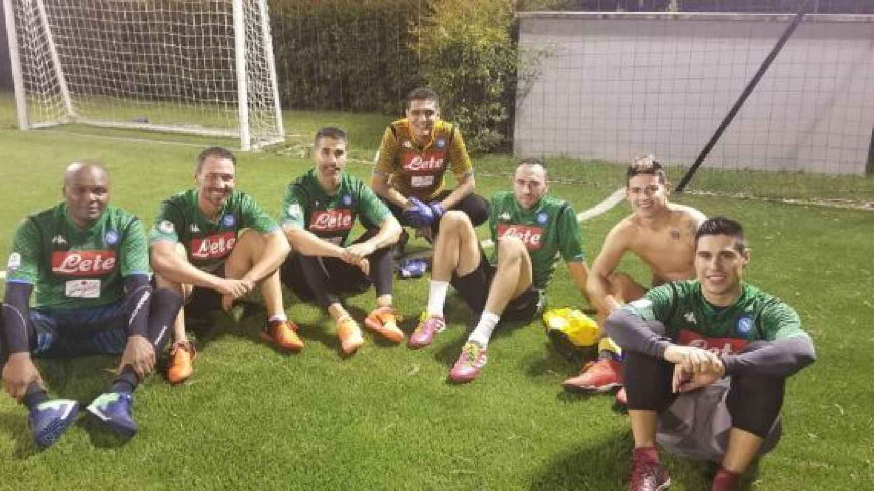 James Rodríguez posa en redes sociales rodeado de camisetas del Nápoles
