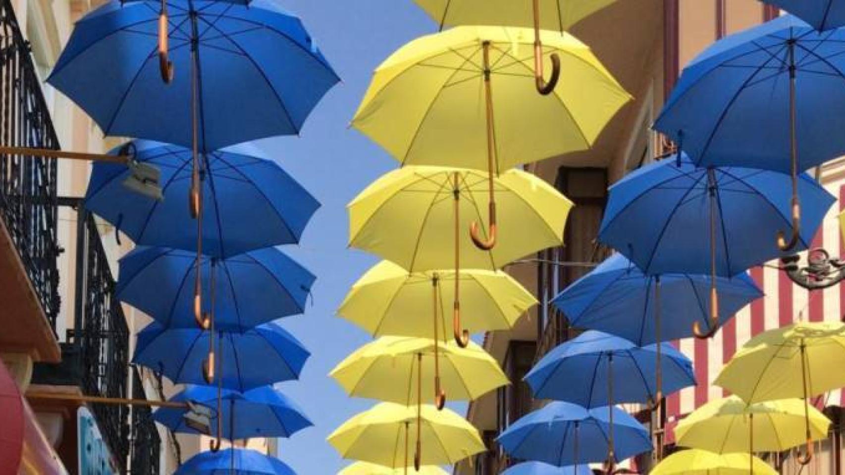 Valdepeñas combate el calor de sus calles con los ya tradicionales paraguas