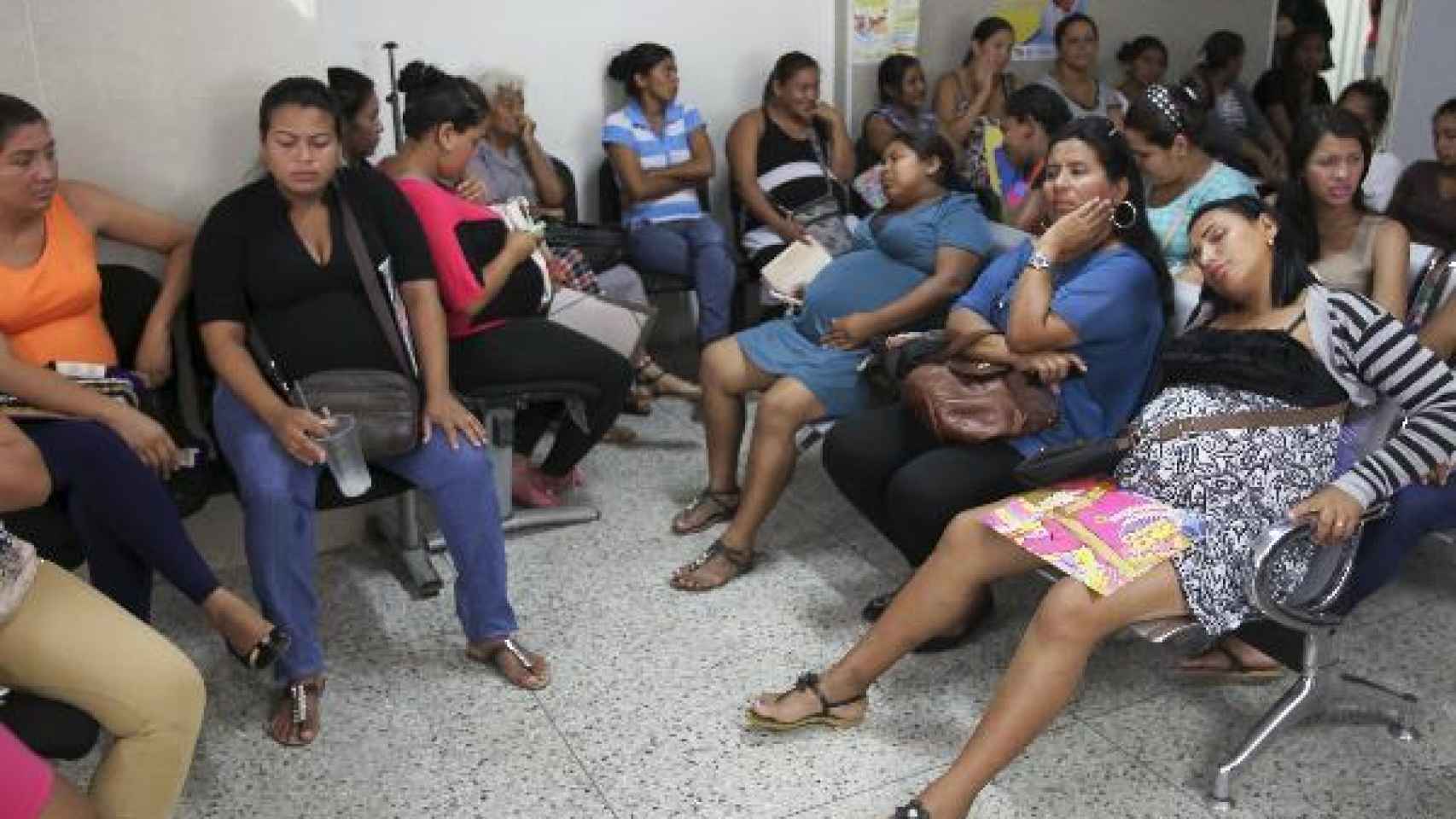 Mujeres embarazadas en la sala de espera de un hospital de Venezuela