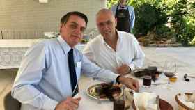 Imagen que tuiteó la embajada de Israel con el presidente Yair Bolsonaro y Yossi Shelley