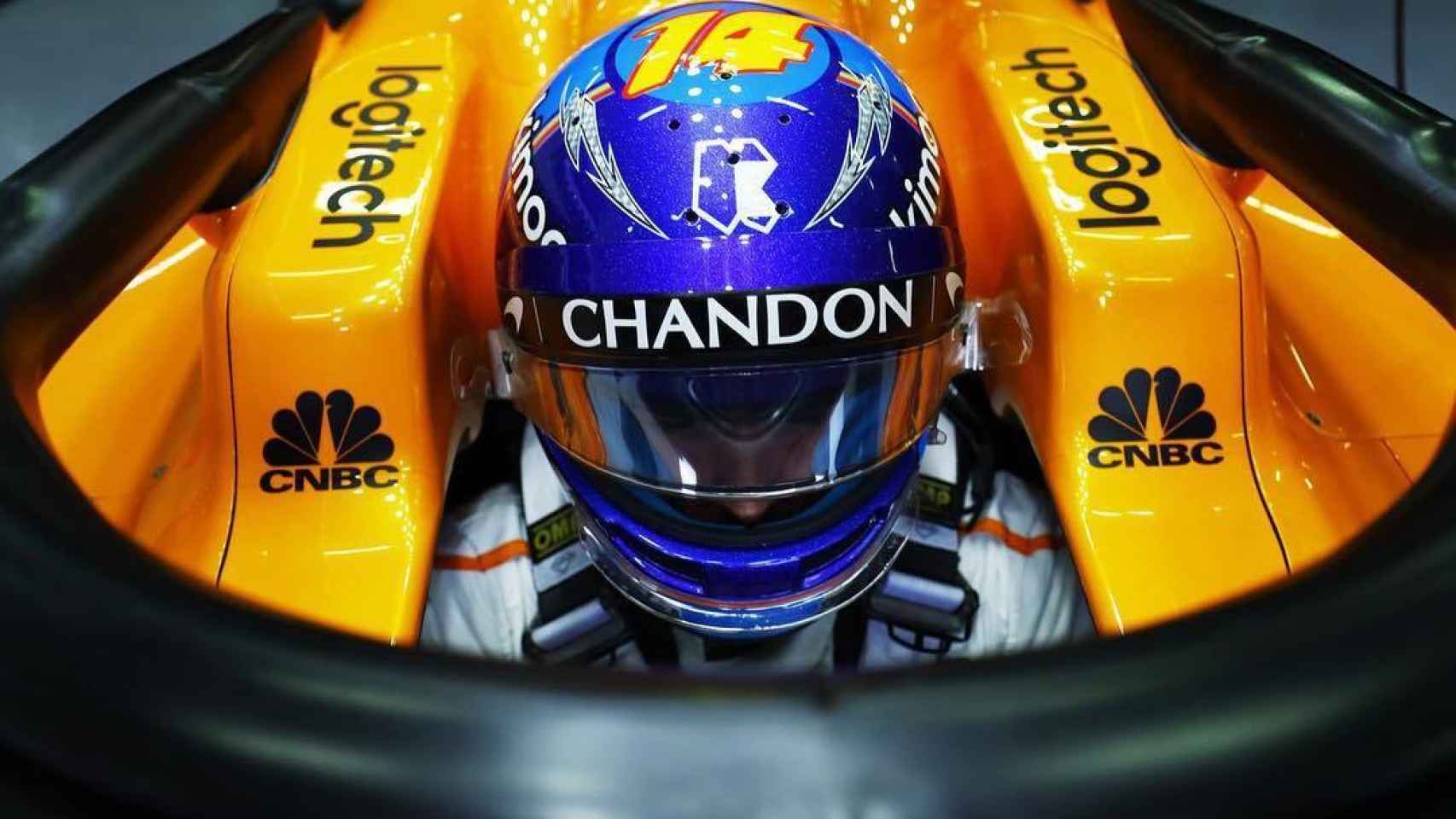 Fernando Alonso dentro del McLaren MCL33