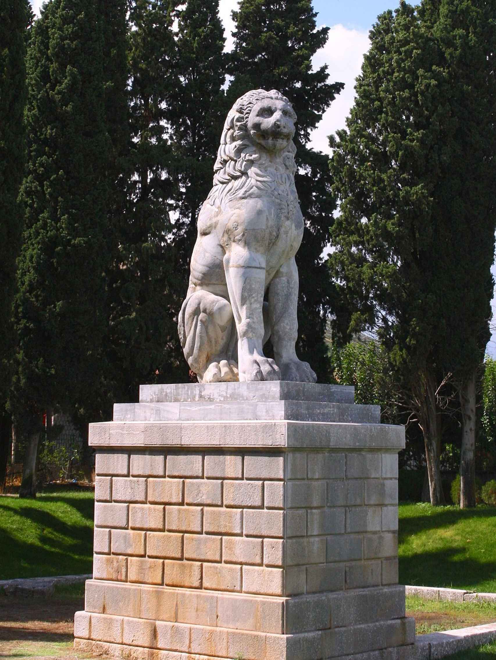 El León de Queronea, una estatua erigida en el lugar de la batalla por los tebanos en memoria de sus caídos.
