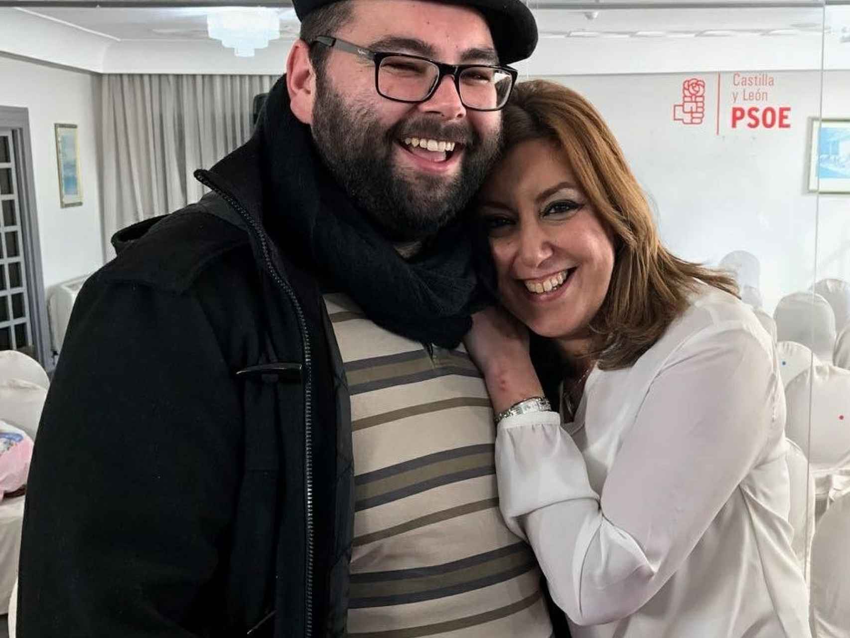 El militante del PSOE que enseñó el culo a Arrimadas, en una foto con Susana Díaz.