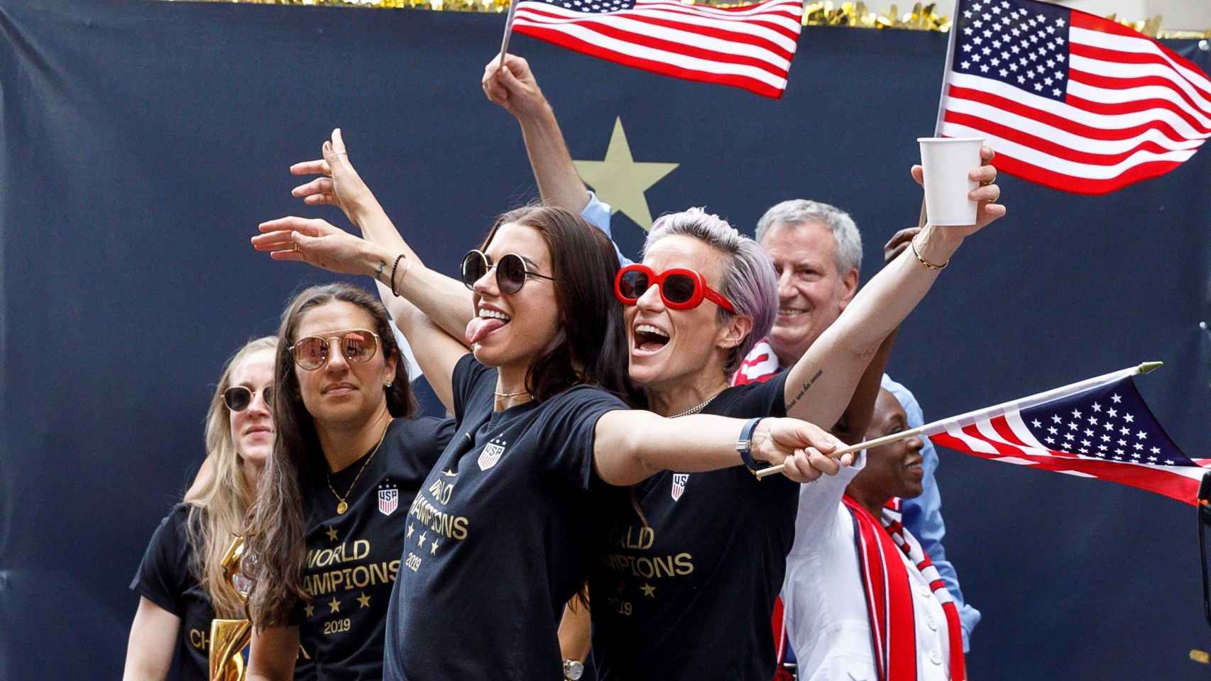 Alex Morgan y Rapinoe celebran el Mundial de Estados Unidos
