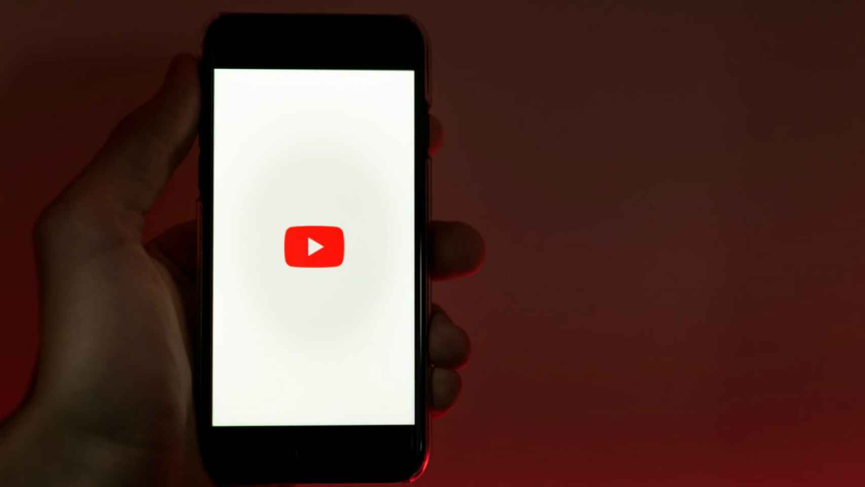 Un teléfono móvil ejecutando la aplicación de YouTube.