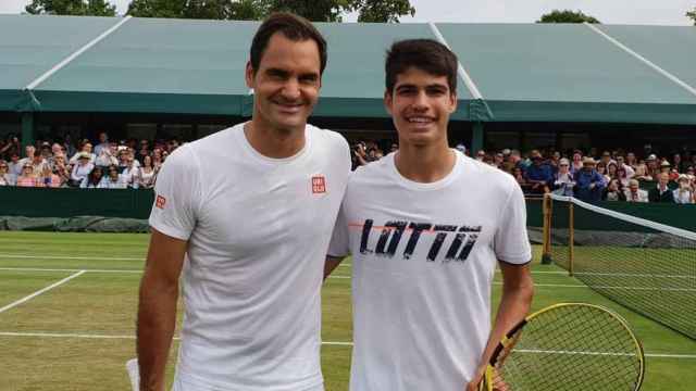 Federer, junto a Carlos Alcaraz, en Wimbledon. Foto: Instagram (@carlitosalcarazz)