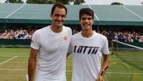 Federer, junto a Carlos Alcaraz, en Wimbledon. Foto: Instagram (@carlitosalcarazz)