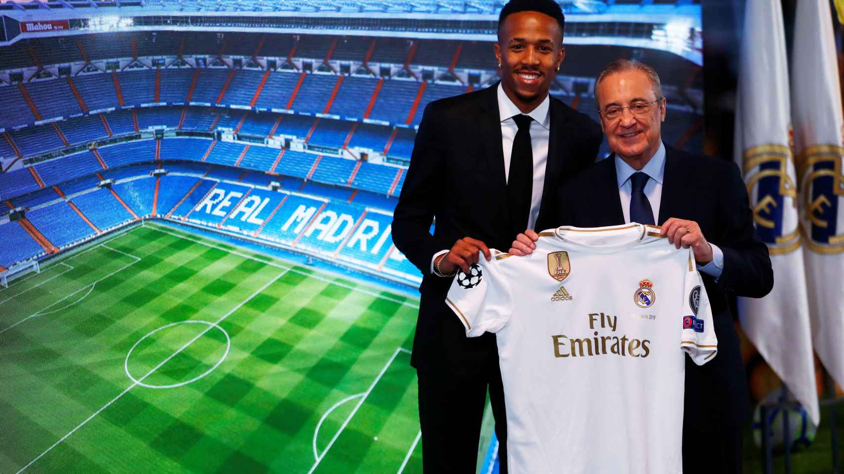 Eder Militao junto a Florentino Pérez con la camiseta del Real Madrid
