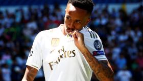 Eder Militao se besa el escudo del Real Madrid