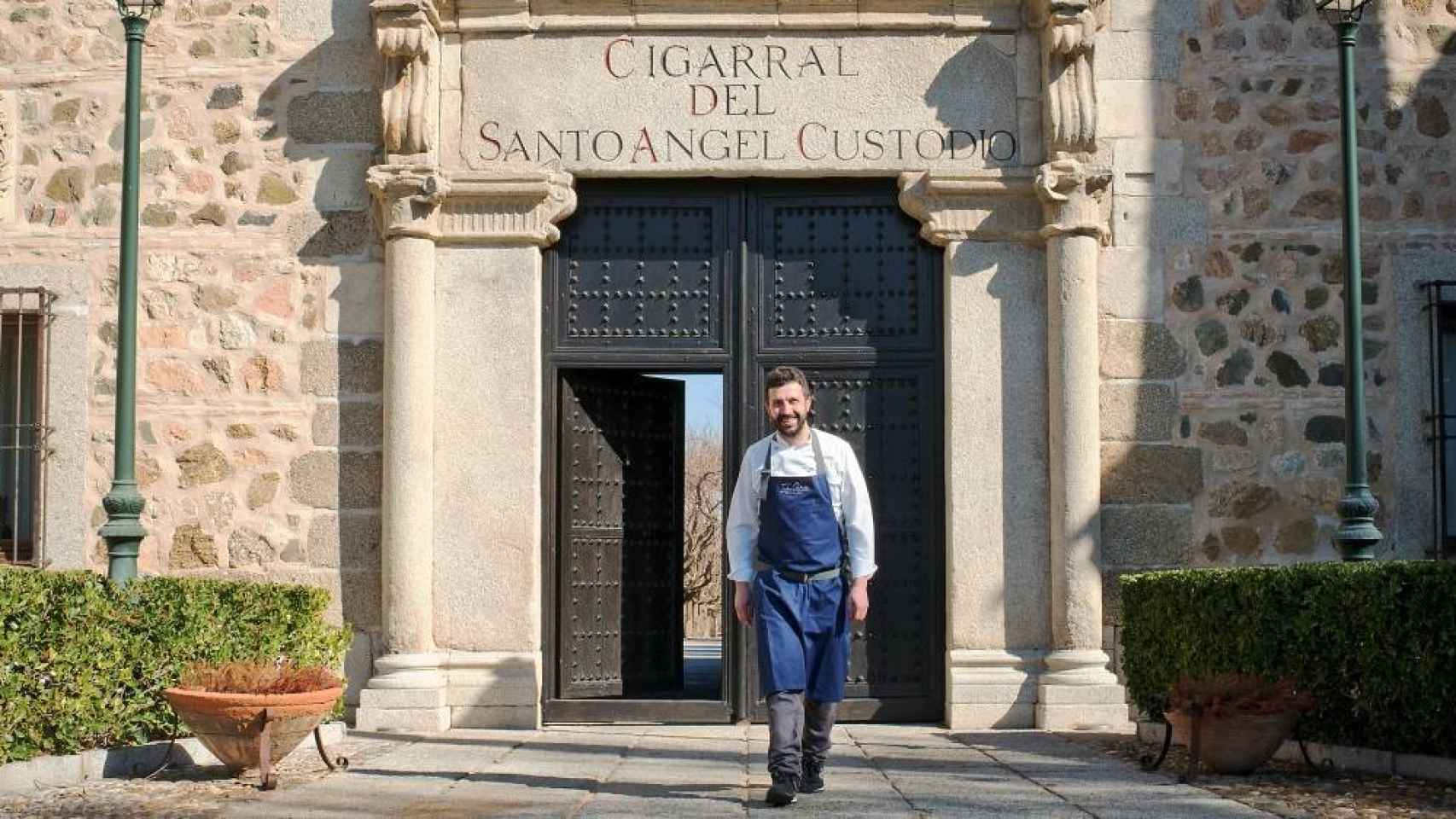 Iván Cerdeño ante la monumental puerta de entrada del Cigarral del Ángel