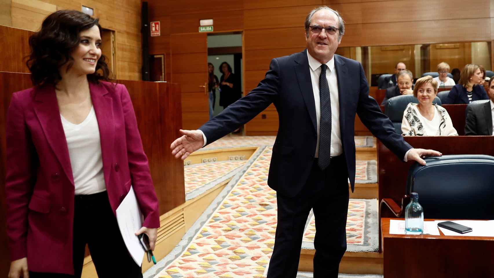 Isabel Díaz Ayuso y Ángel Gabilondo, en el pleno de investidura sin candidato de la Asamblea de Madrid.