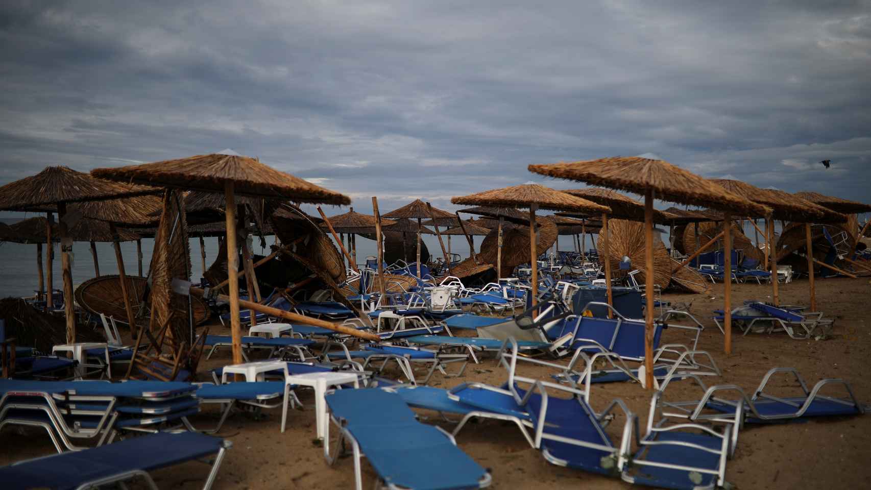 Sombrillas y hamacas de una playa de Nea Plagia tras la tormenta