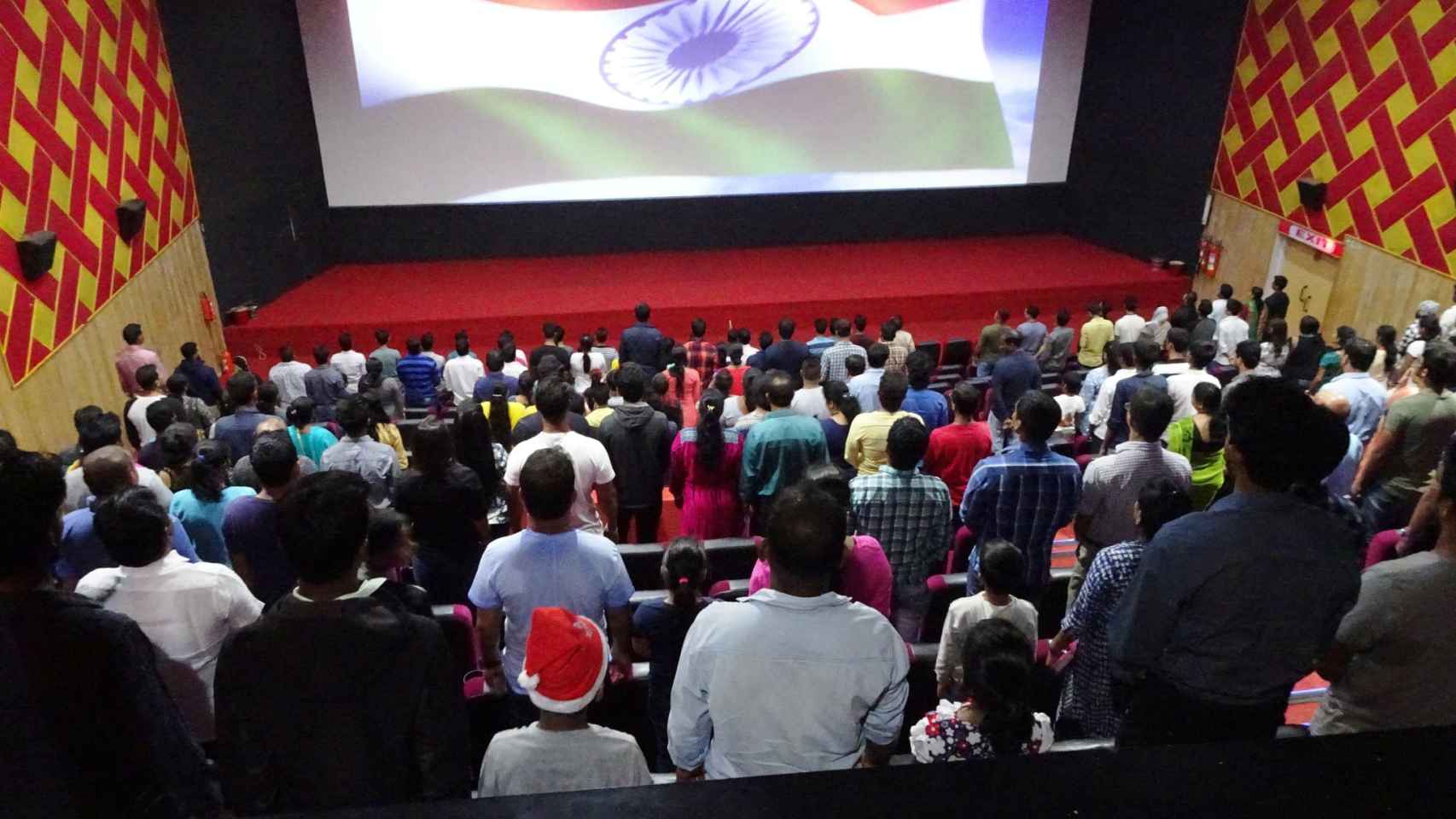 Hasta hace poco, antes de proyectar una película era obligatorio escuchar el himno indio