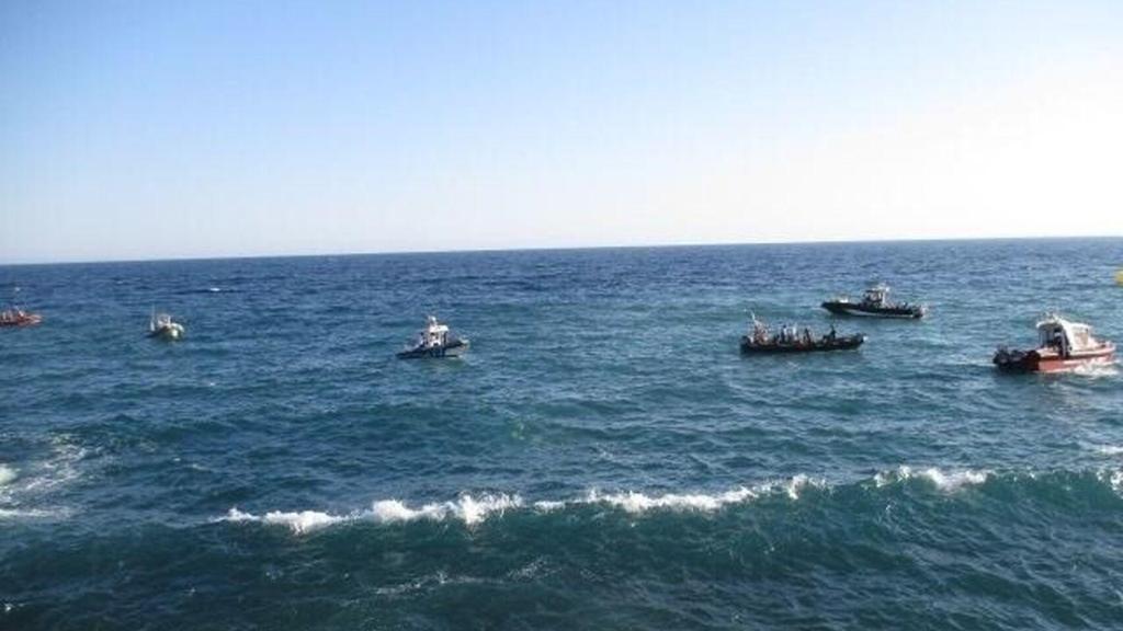 Los bomberos buscan al joven en la Isla de Tabarca. Foto: Europa Press.